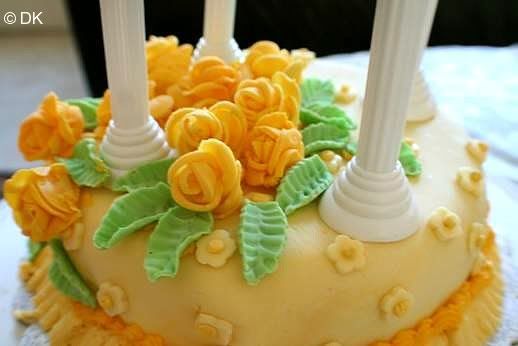 Decorating Wedding Cake