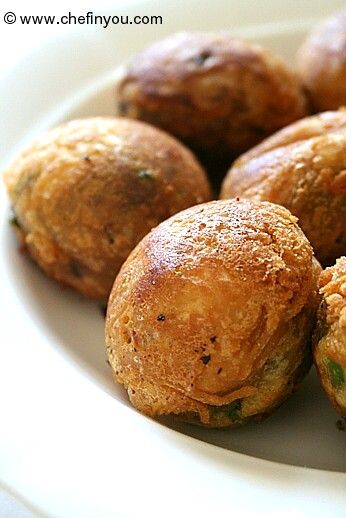 South Indian Aloo Bonda recipe (Potato/urulaikizhangu Fritters)