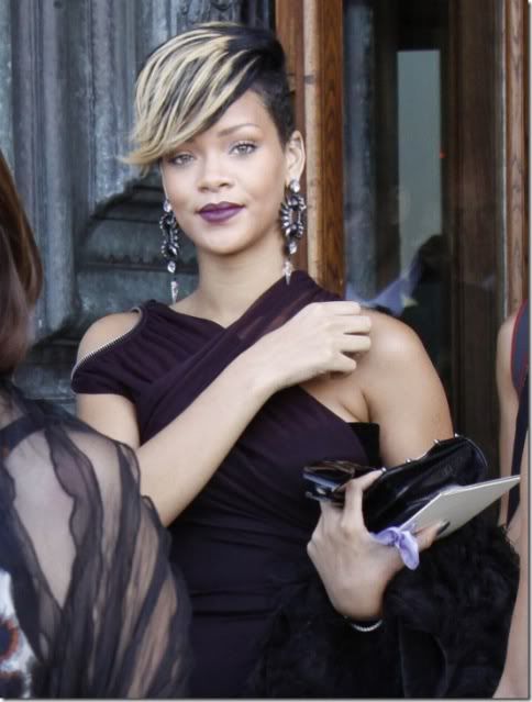 60934EP_RIHANNA_BGR_04_thumb.jpg